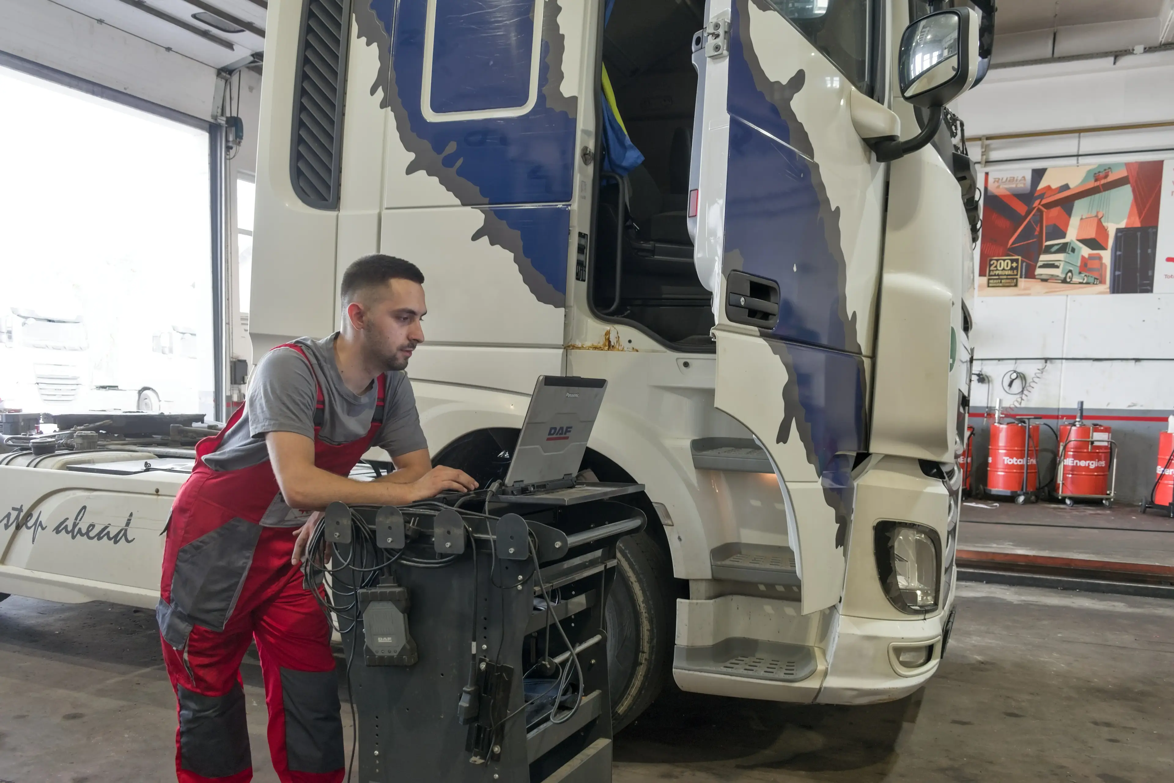 Profesionalni servis kamiona u suvremenoj radionici